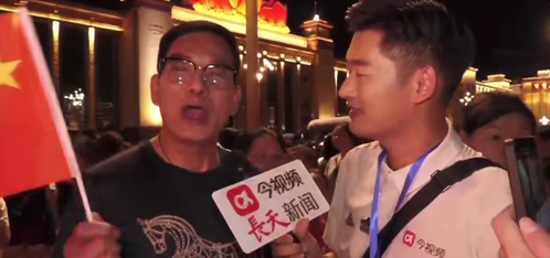 “预言家鸠摩智”现身南昌 看“八一”升旗仪式