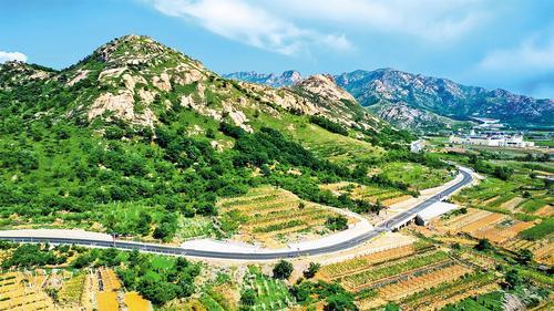 秦皇岛市“四好农村路”建设始终紧紧围绕整合民生工程、旅游开发、产业振兴等,助力乡村全面振兴。这是6月6日无人机拍摄的昌黎葡园小径路线全景。(本报资料片) 郭广军摄