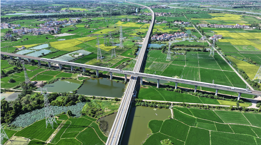 7月29日，一列动车从昌九高铁与沪昆高铁交汇处驶过。（史俊男 摄）