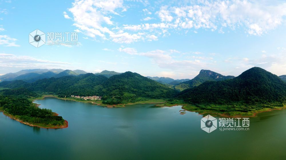 2025年7月28日,无人机镜头下的江西省宜春市上高县南港水库美丽风光。