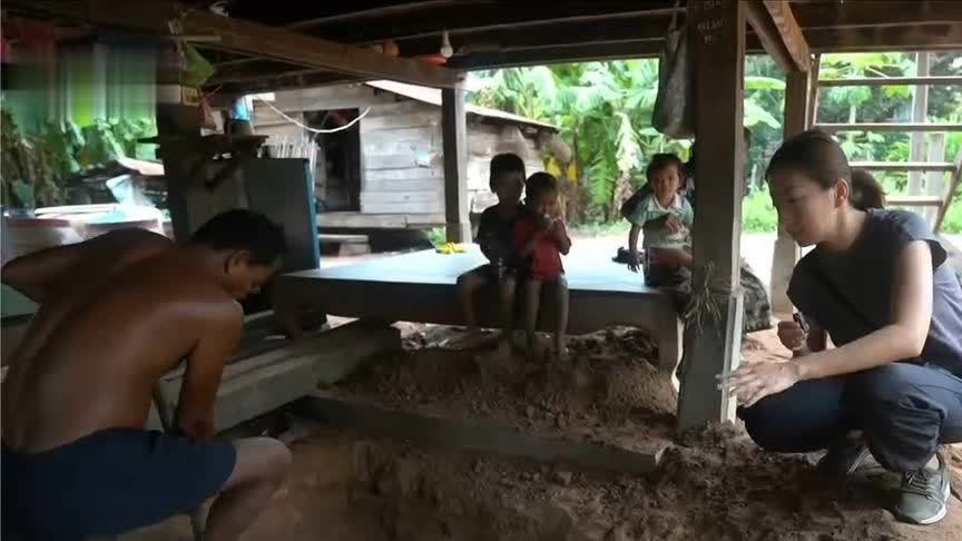 凤凰直击柬埔寨边境村状况：距交火区仅30公里 居民自挖掩体躲战火