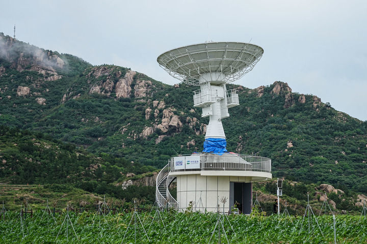 2025年7月22日拍摄的竖立在中科北斗数字农业示范基地项目内的卫星天线。这个项目位于山东省济南市雪野街道，是集空天地网于一体的数字农业示范基地。新华社记者 朱峥 摄