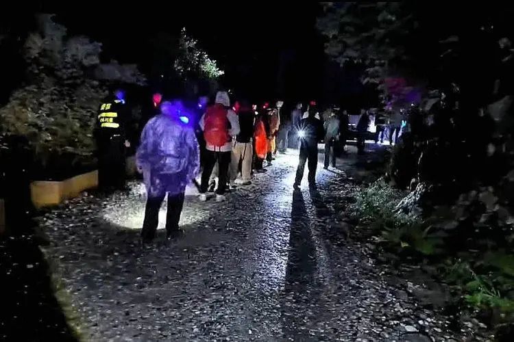 西安多单位工作人员严控秦岭核心保护区非法穿越活动。图片来源/西安市公安局
