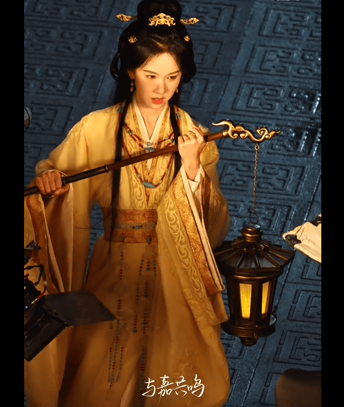 陈都灵妆容华美端庄。