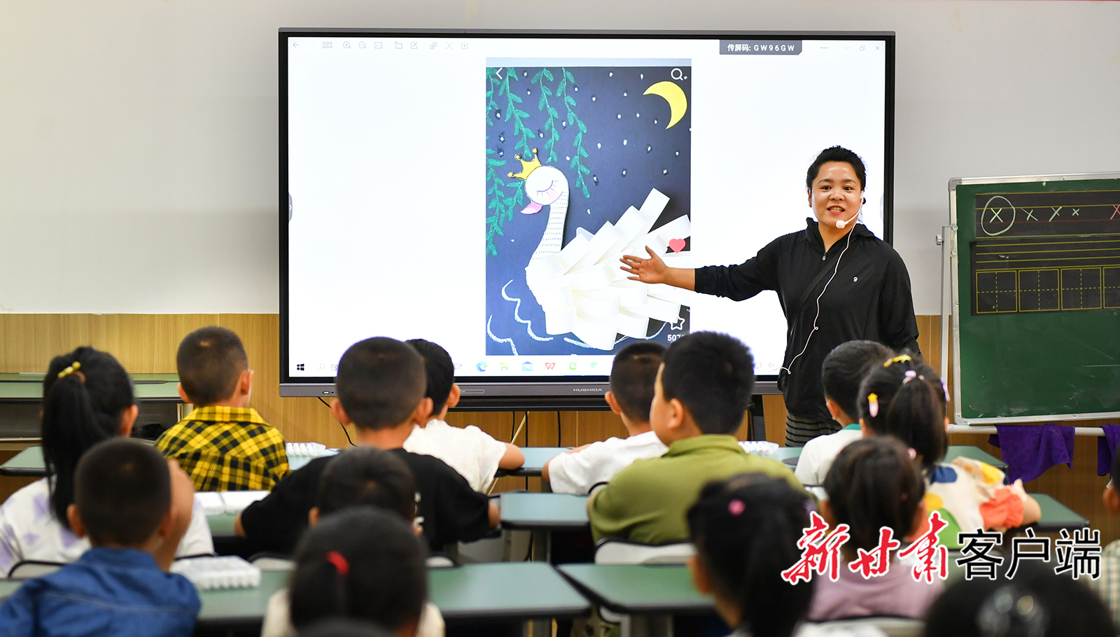 托管班老师为孩子们讲解美术作品