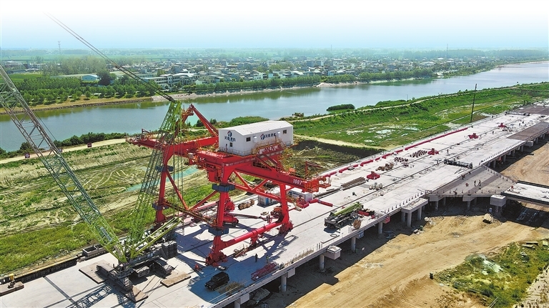 7月28日，在周口港中心港区中心作业区（一期）工程建设现场，自动化集装箱岸边起重机总装完成。 记者 王铮 摄