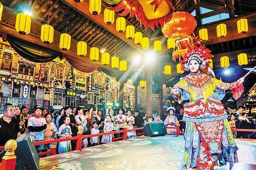 7月23日晚，在河头老街，精彩演出吸引众多游客观赏。 温宝龙摄