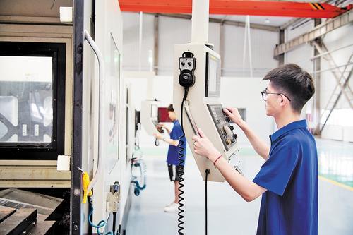 7月22日,在位于河北怀安经济开发区产业加速中心的东飞智造(河北省)科技有限公司里,工人在操作数字机床,加工无人机部件。 李璠摄