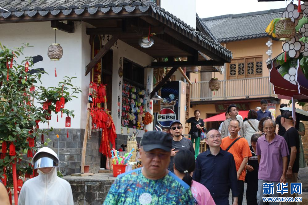 游客到江西定南客家古城景區游玩。新華網 王曉震 攝
