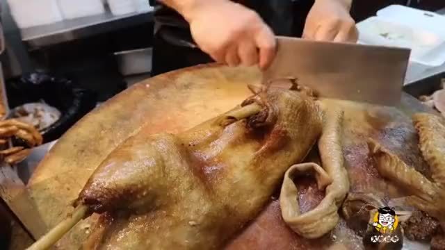 每次看到这光头师父斩料，都留意他剔出多少边角料，看这次剔多少