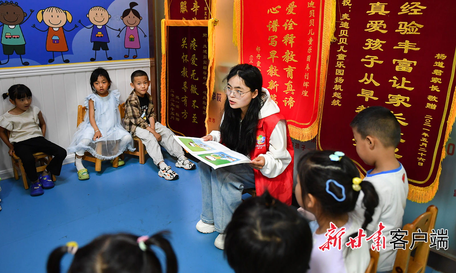 大学生志愿者带领孩子们读书