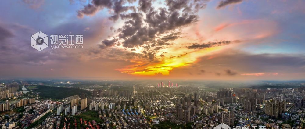 2025年7月29日，江西省吉安市傍晚的城市上空，天空的色彩变幻不断，从热烈的夕阳红到温馨的橙色，最后化为柔美的紫色，多种色彩交织在一起，漫天的云彩被染成了各种形状，此时的晚霞如同调色板一样，形成了庐陵大地一幅动人的美丽画卷。