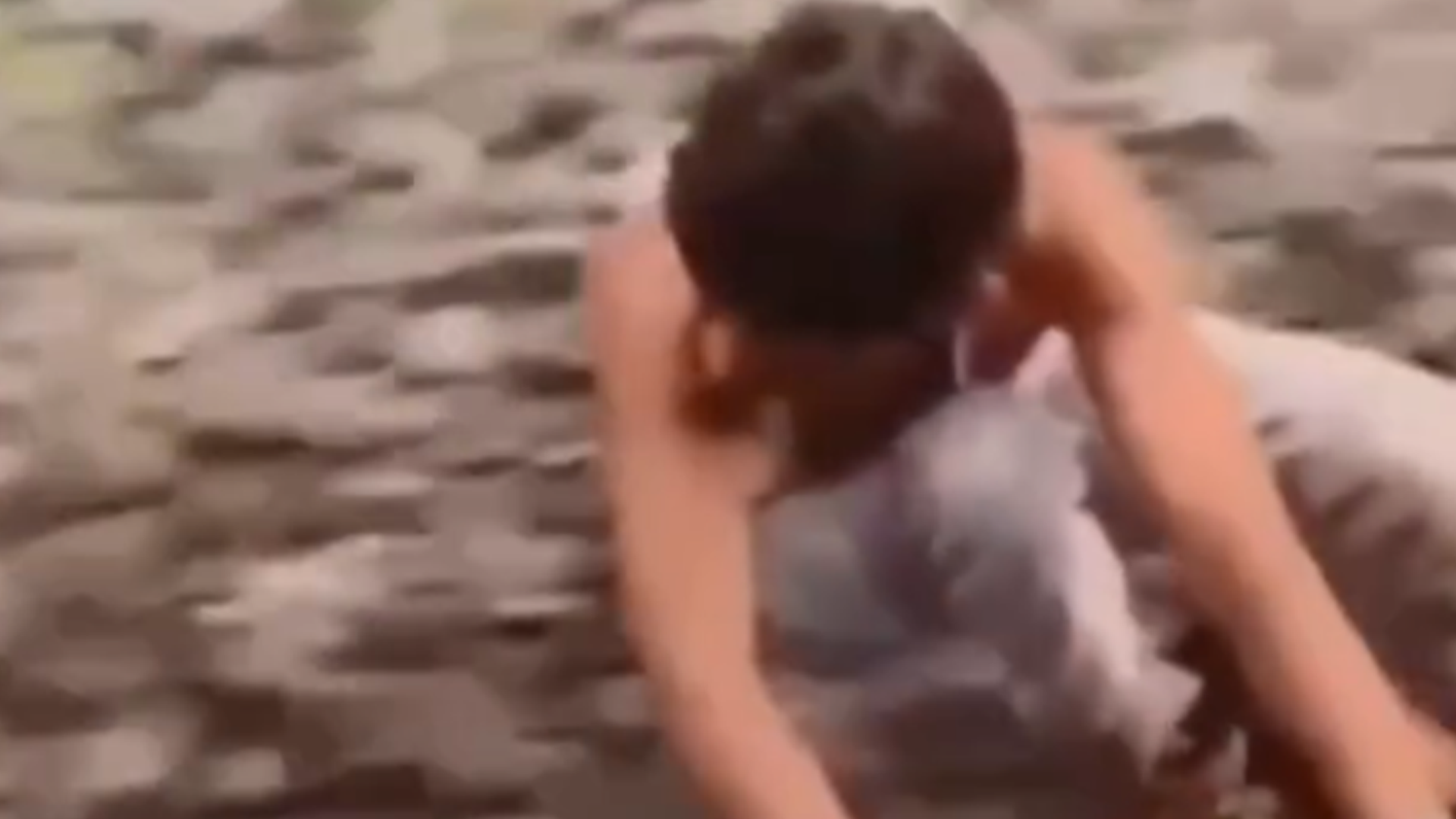 神奇的印度系列+1，印度小偷偷手机被发现，挂在疾驰的火车外侧并一跃而下