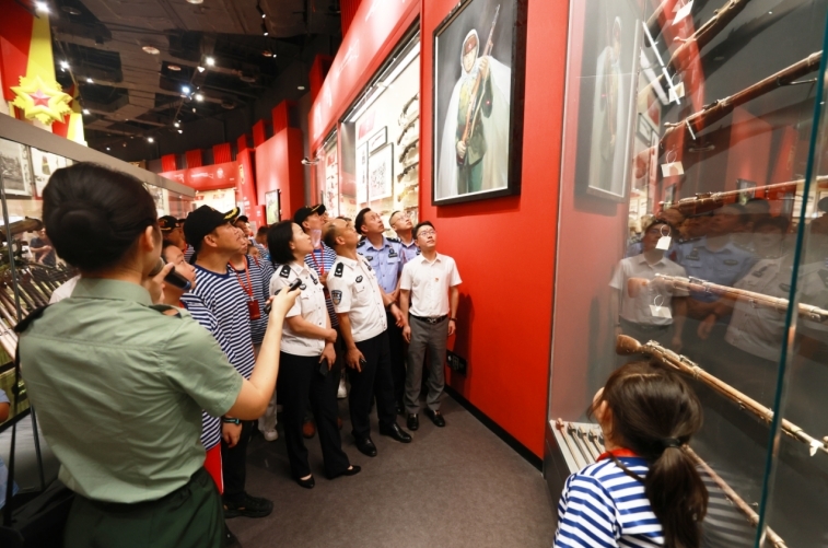 南昌边检站民警与律师们跟随讲解员参观学习。