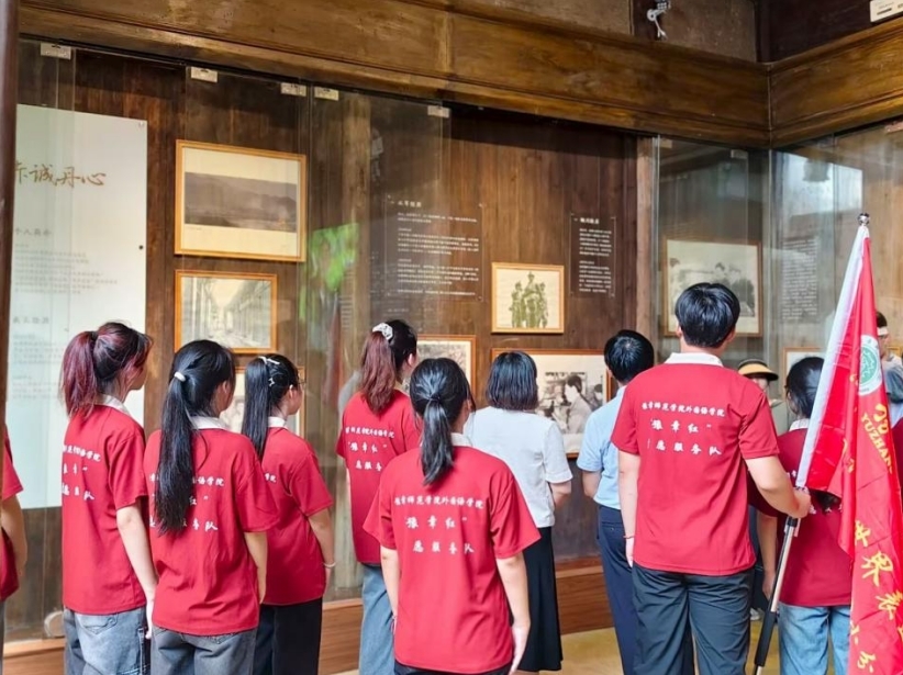 实践队在红色家书馆研读革命家书。