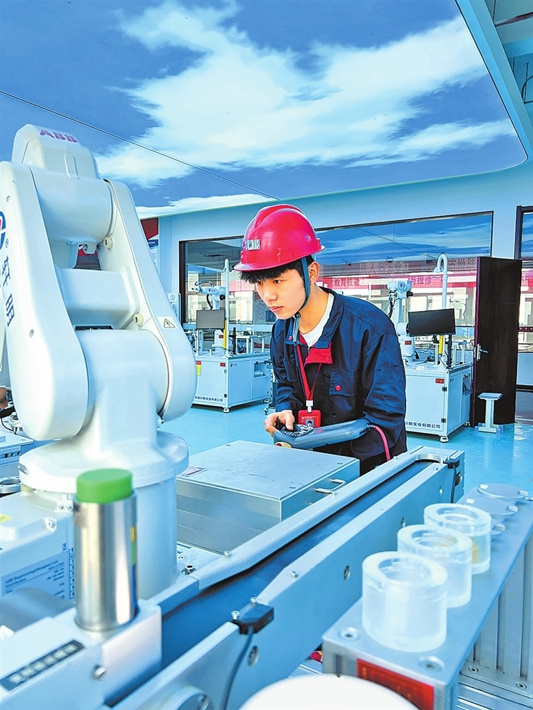 工业机器人系统操作员指挥机器人代替人工完成任务。记者 赵大明 摄