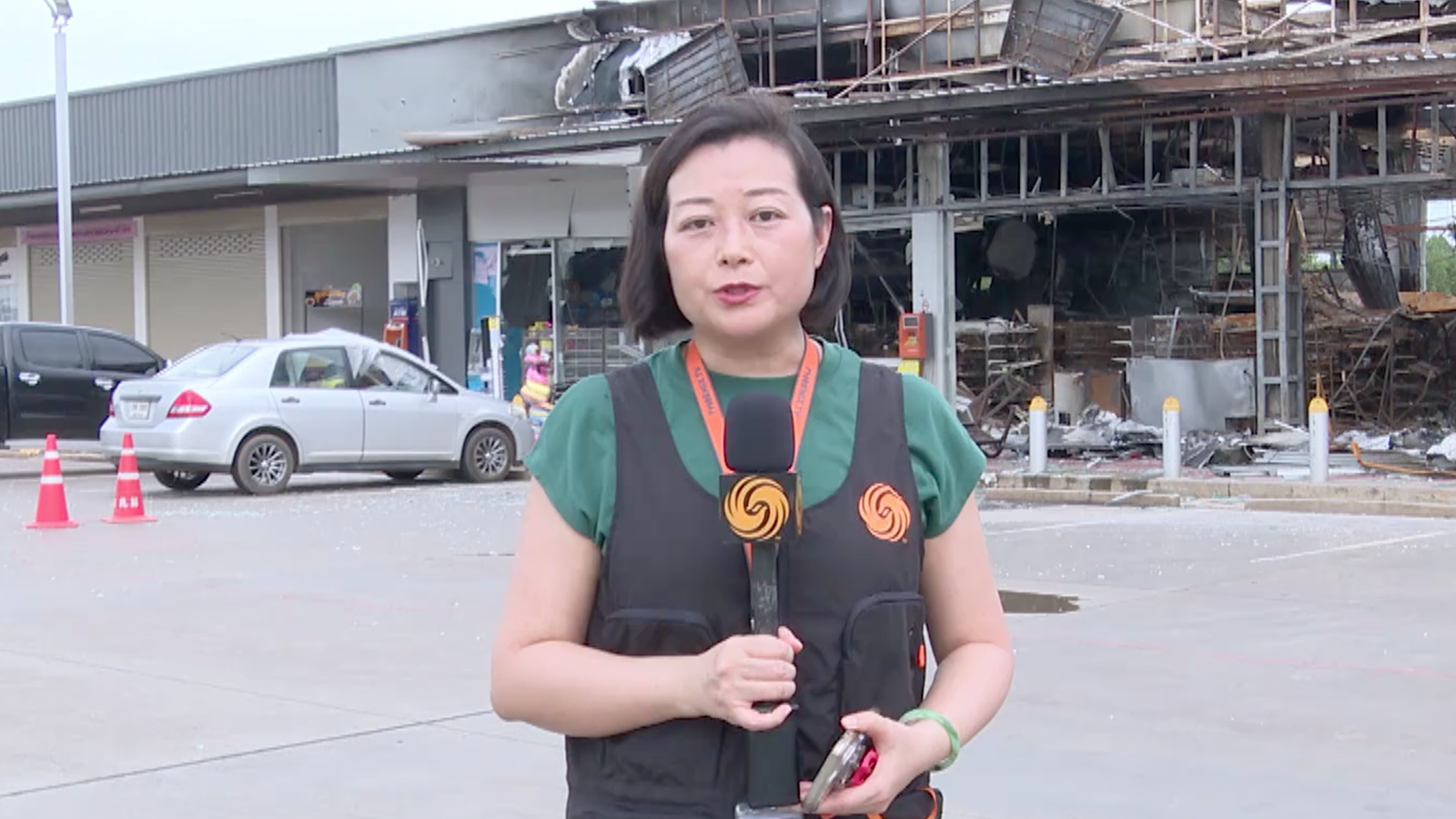 凤凰记者前线报道｜火箭弹炸毁便利店 泰国边城惨况曝光