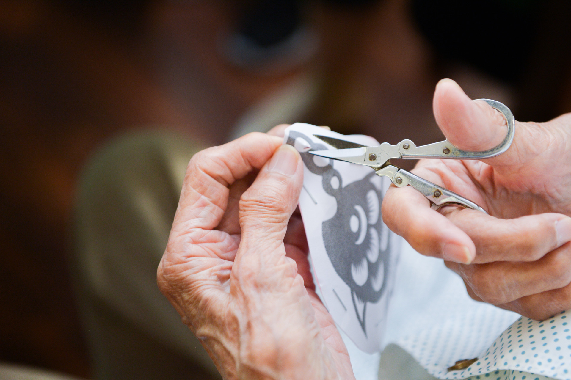 弘扬中华优秀传统文化 胶州开展非遗剪纸手工制作活动