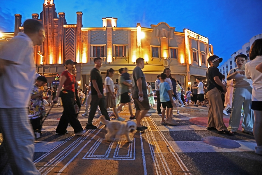 7月27日晚,市民漫步在赣州阳明路标准钟夜市街。