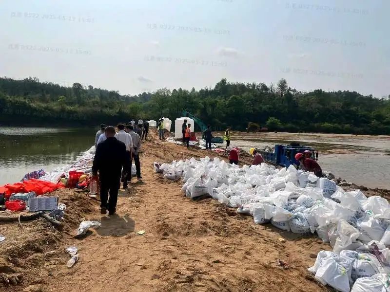 图为2024年赣州兴国县一起交通事故中，就近调集数百吨硫酸亚铁进行现场处置，防止污染扩散。