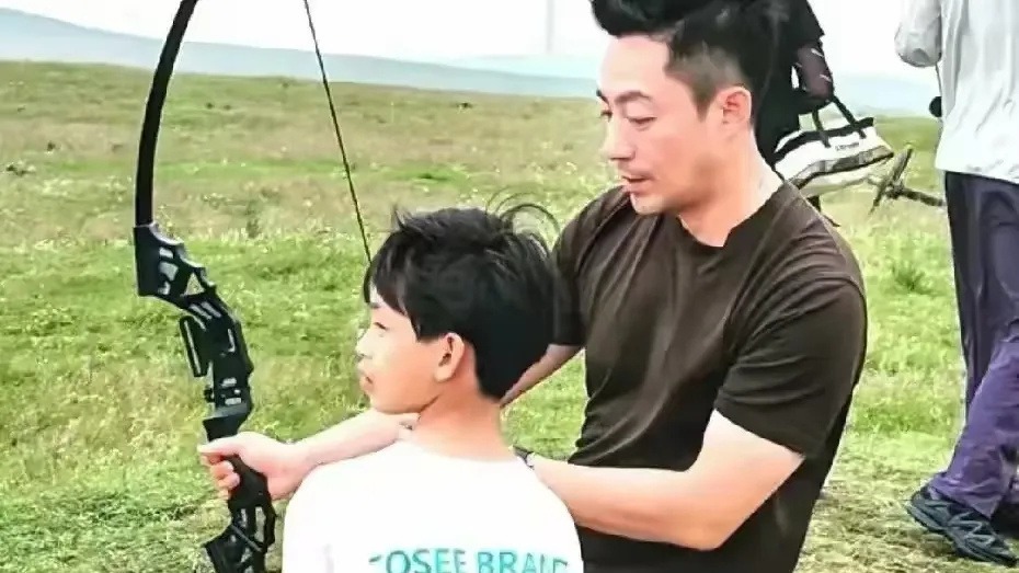 汪小菲带全家去怀柔露营，一双儿女抓鱼抓青蛙，马筱梅尴尬被催生封面图