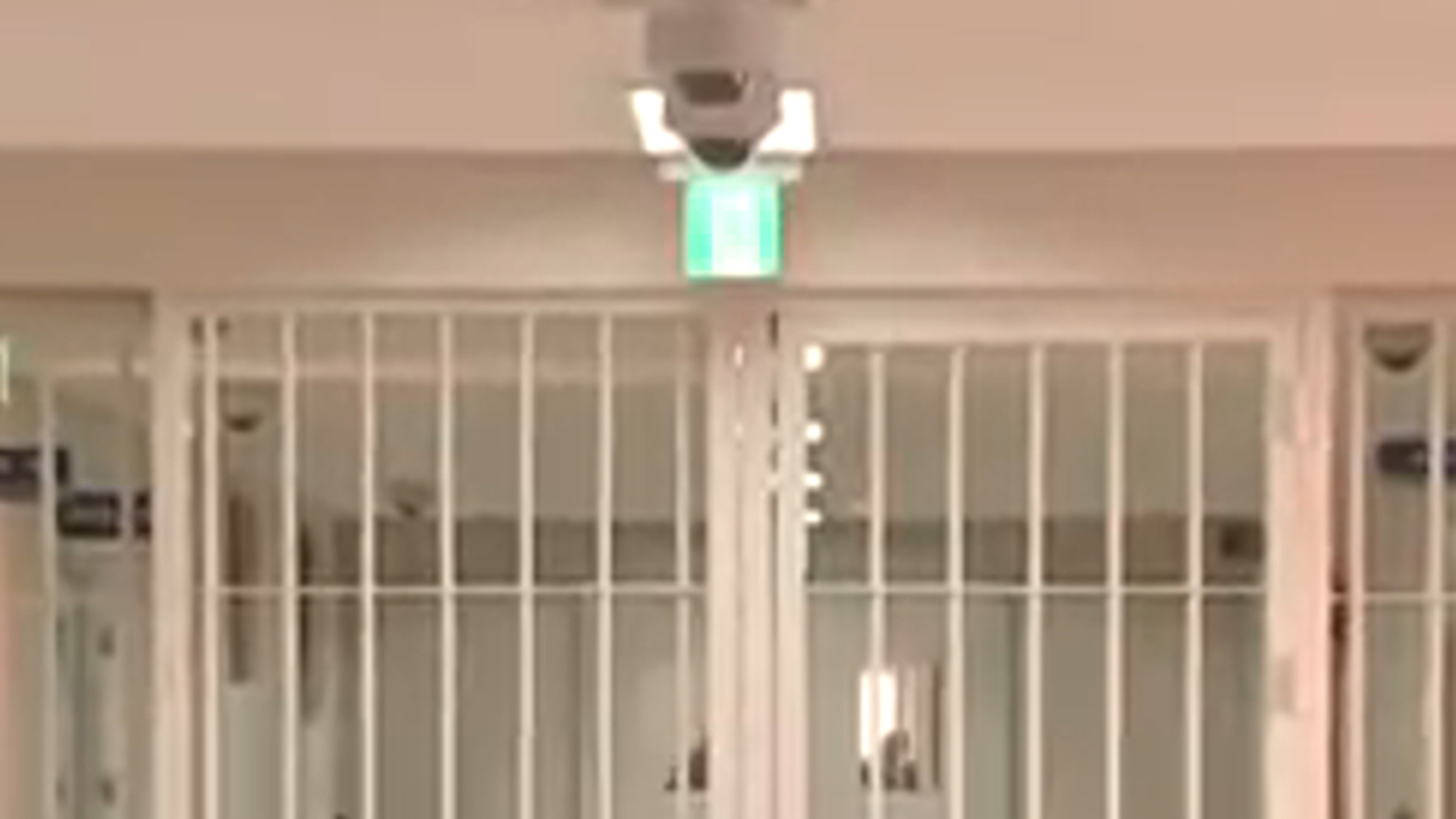 尹锡悦拒捕细节曝光：只穿内衣躺牢房地板上，跟特检组对峙超过2小时