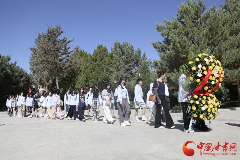 澳门青少年打卡莫高窟　把敦煌讲给世界听