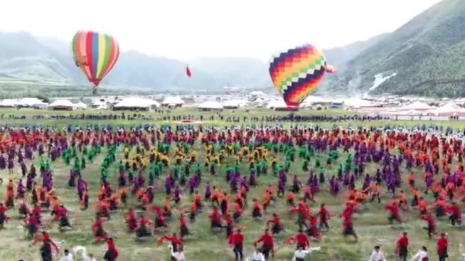 走进“中国锅庄之乡”：感受藏族民众的夏日狂欢