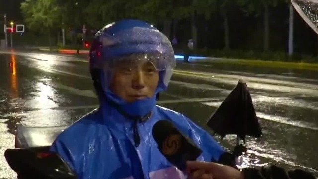 北京市区夜间雨势加大，外卖骑手：雨太大了，打得眼睛都看不见