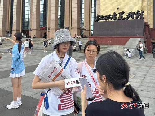 学生们接受记者采访。