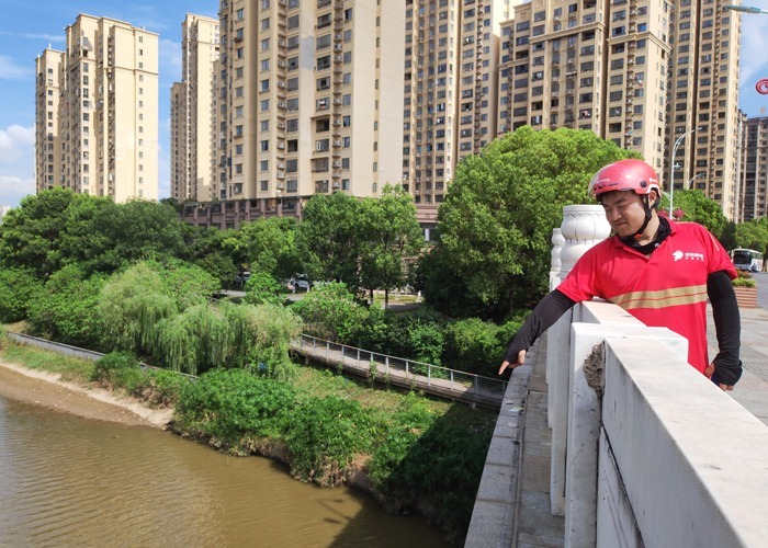 南昌新建区:新手快递小哥飞驰“抢单”救人