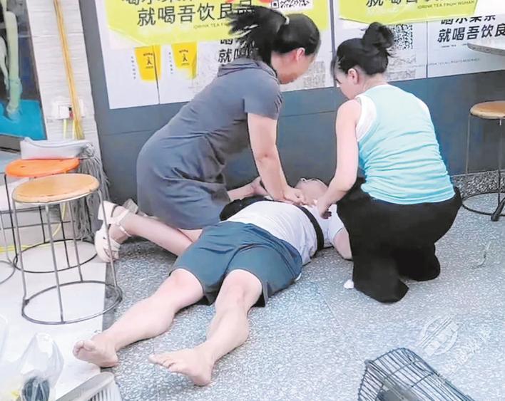 骆燚（左）跪地救人 视频截图