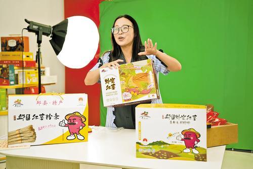 7月22日,中原(邱县)食品网批基地,一位主播正在直播带货。