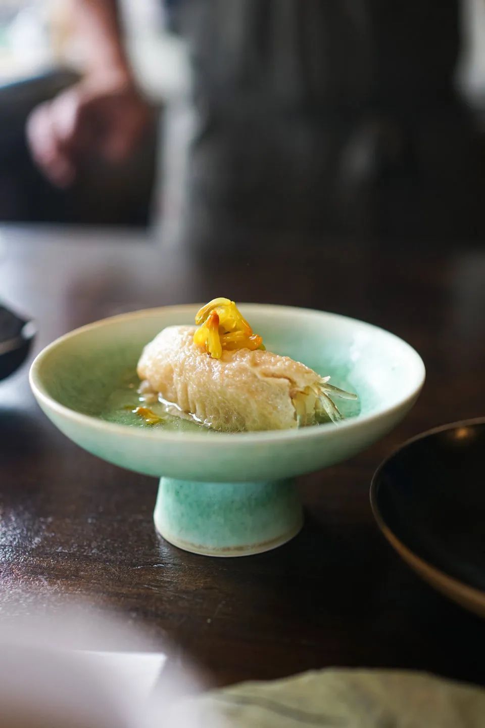 两亩地菜品：鲍鱼及醋渍金耳菇配陈皮话梅汁（上），花胶扫把菌响铃卷配鲣鱼高汤（下）。