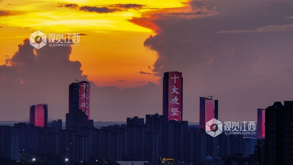 2025年7月29日，江西省吉安市傍晚的城市上空，天空的色彩变幻不断，从热烈的夕阳红到温馨的橙色，最后化为柔美的紫色，多种色彩交织在一起，漫天的云彩被染成了各种形状，此时的晚霞如同调色板一样，形成了庐陵大地一幅动人的美丽画卷。