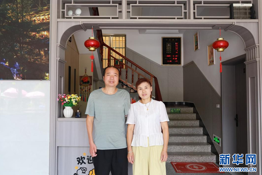 周干华和妻子在自营民宿合影。新华网 谭茜予 摄