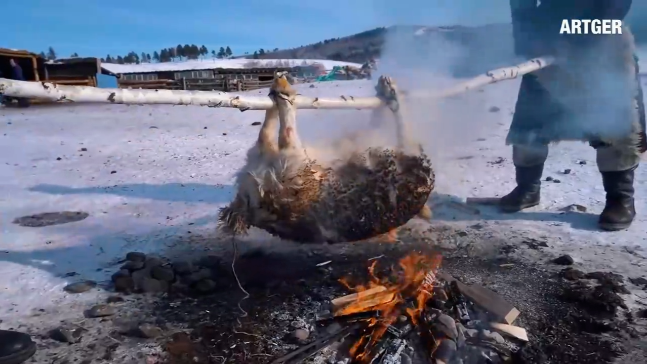将整羊掏空装满滚烫石头，据说成吉思汗当年最喜欢这道菜