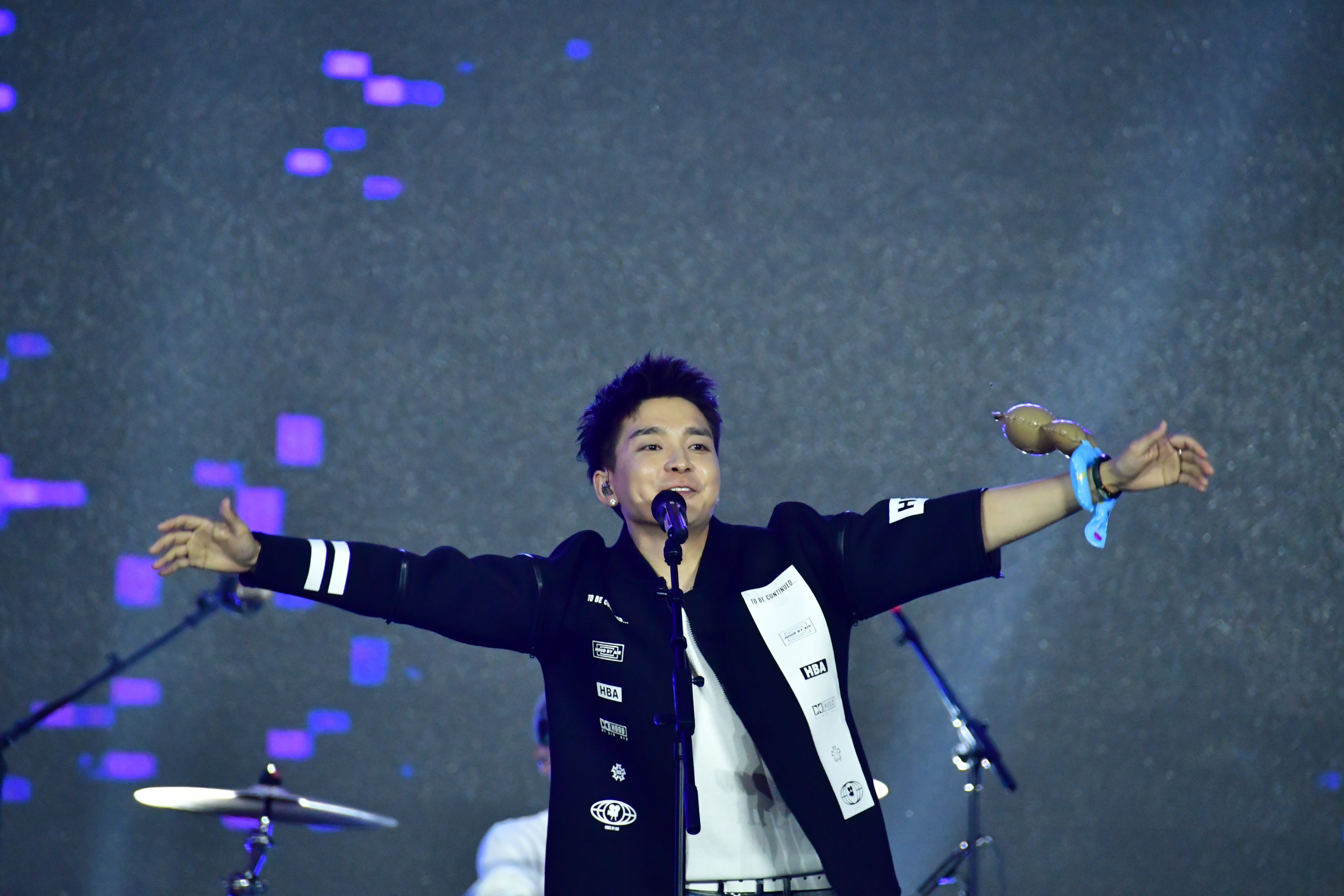 唱响小兴安岭腹地 干杯伊春绿海 ——第二届伊春桦树汁啤酒电音嘉年华盛大启幕 额尔古纳乐队燃爆开幕式