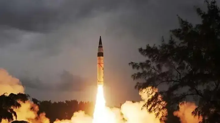 印度研发“烈火-5”导弹，搭载7500公斤钻地弹头，中国可低成本破解