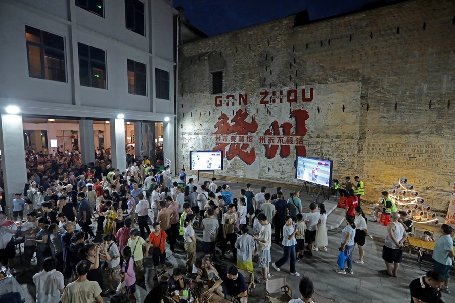 7月26日晚,球迷在夜市街州末小广场收看“运动赣鄱·活力江西”2025年江西省城市足球超级联赛直播。