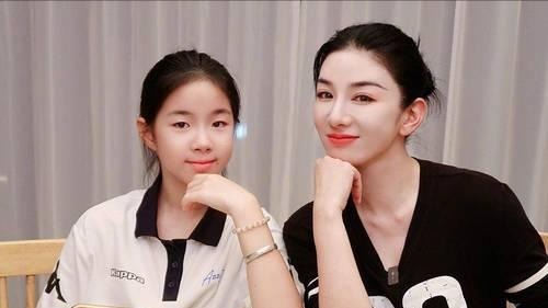 看到黄奕女儿的天真想法，才知道，鹿晗背负骂名也要回国有多正确封面图