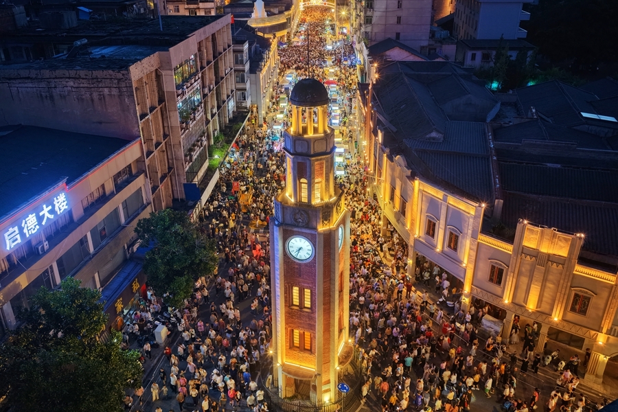 当夜幕降临,标准钟的指针在光影中流转,这座承载着赣州城市记忆的地标建筑正见证着一场老城区的华丽转身。