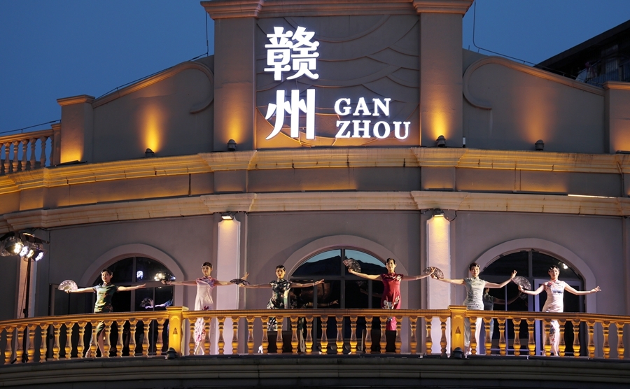 充满年代感的歌曲和舞蹈表演,为市民带来了一场跨越时空的视听盛宴。