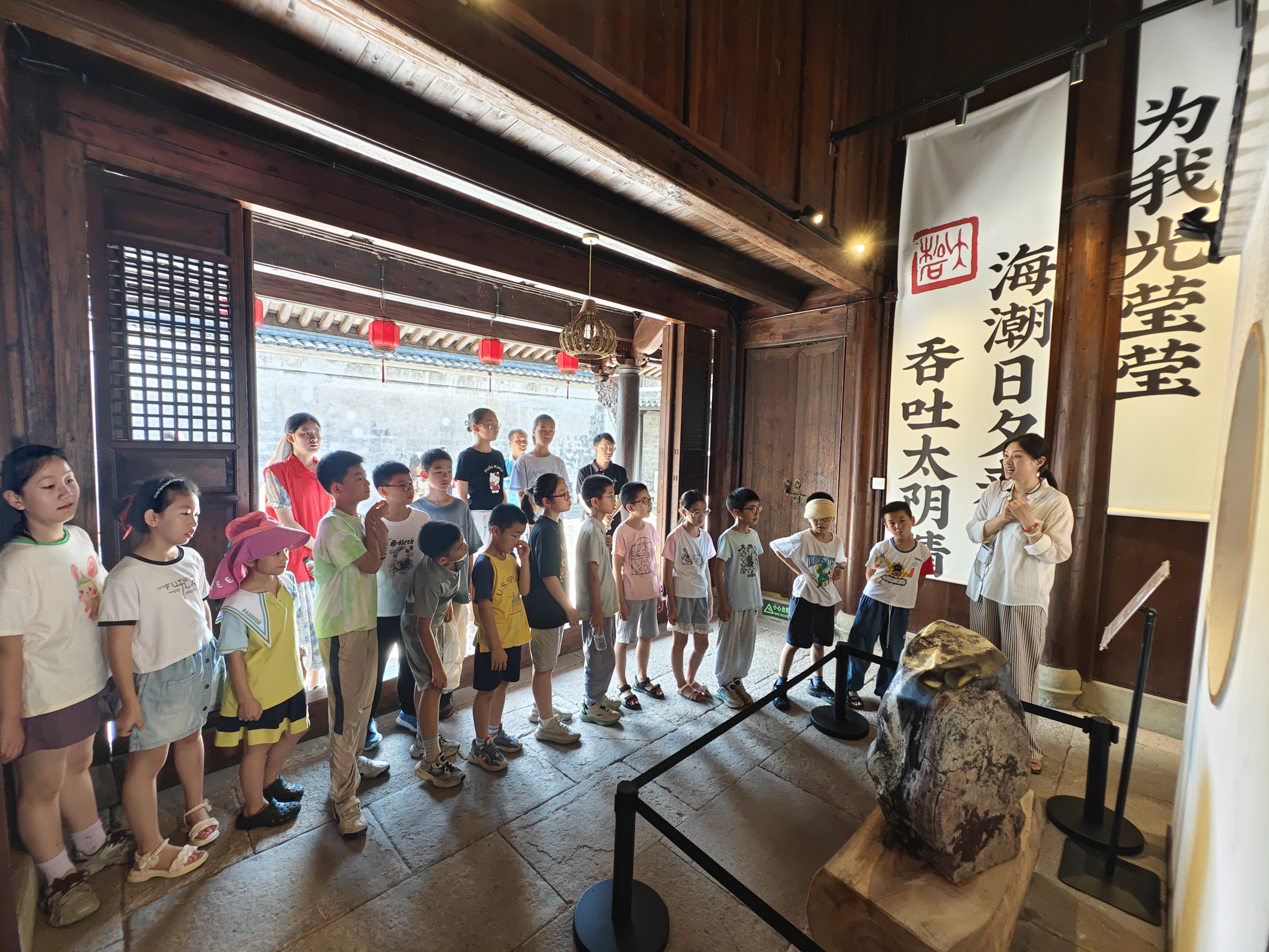 指尖触石纹，书香漫山海！咸祥这场研学让一平米博物馆 “活” 了