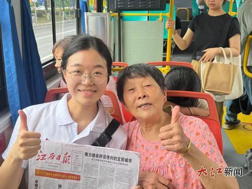 学生成功卖出报纸,与顾客合影。(受访者供图)