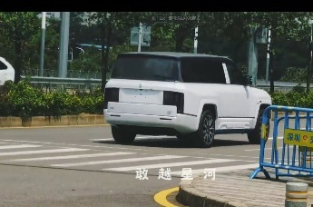 仰望U8L鼎世版萤石白涂装实车曝光 7月31日正式预售