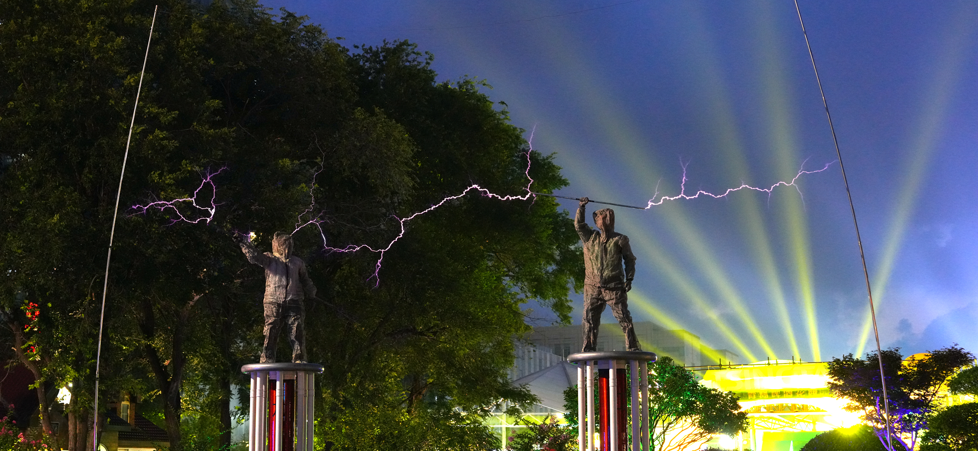 “闪电”吻过啤酒杯:青岛崂山夜空绽放科技浪漫