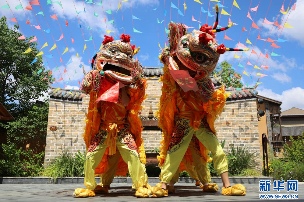 在江西定南客家古城景區，定南瑞獅隊伍正在表演。新華網 王曉震 攝
