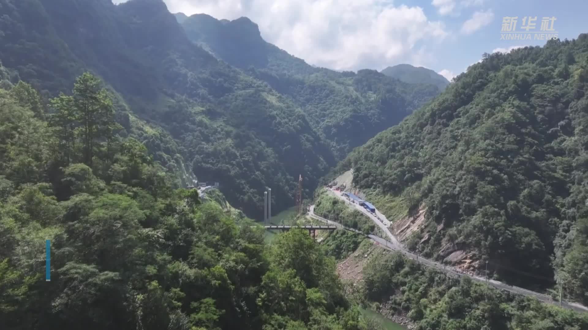 十巫南高速公路首条特长隧道顺利贯通