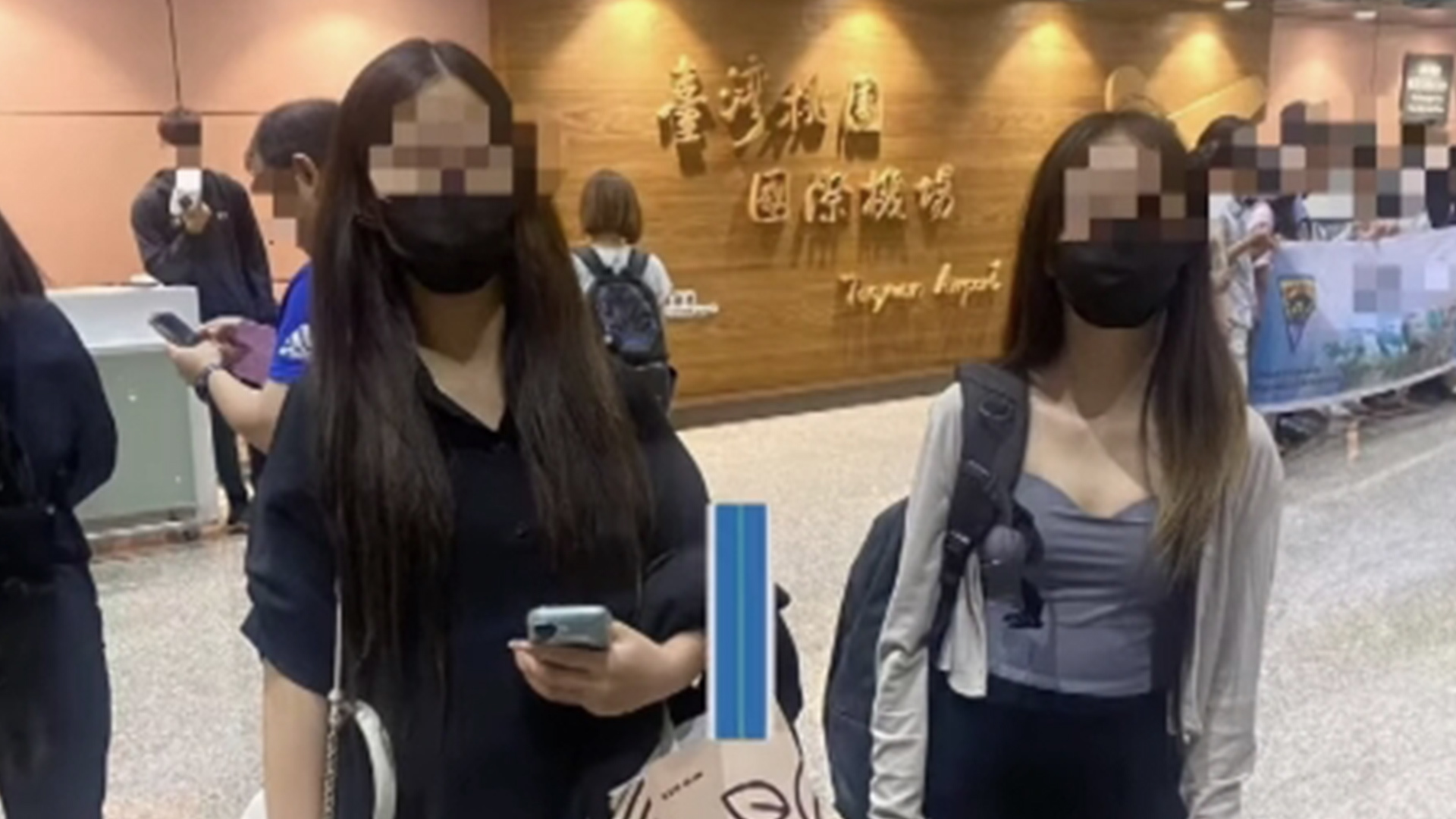 台湾双胞胎姐妹被困柬埔寨诈骗园区，获救后态度冷漠：翘脚玩手机打游戏，未说一句谢谢